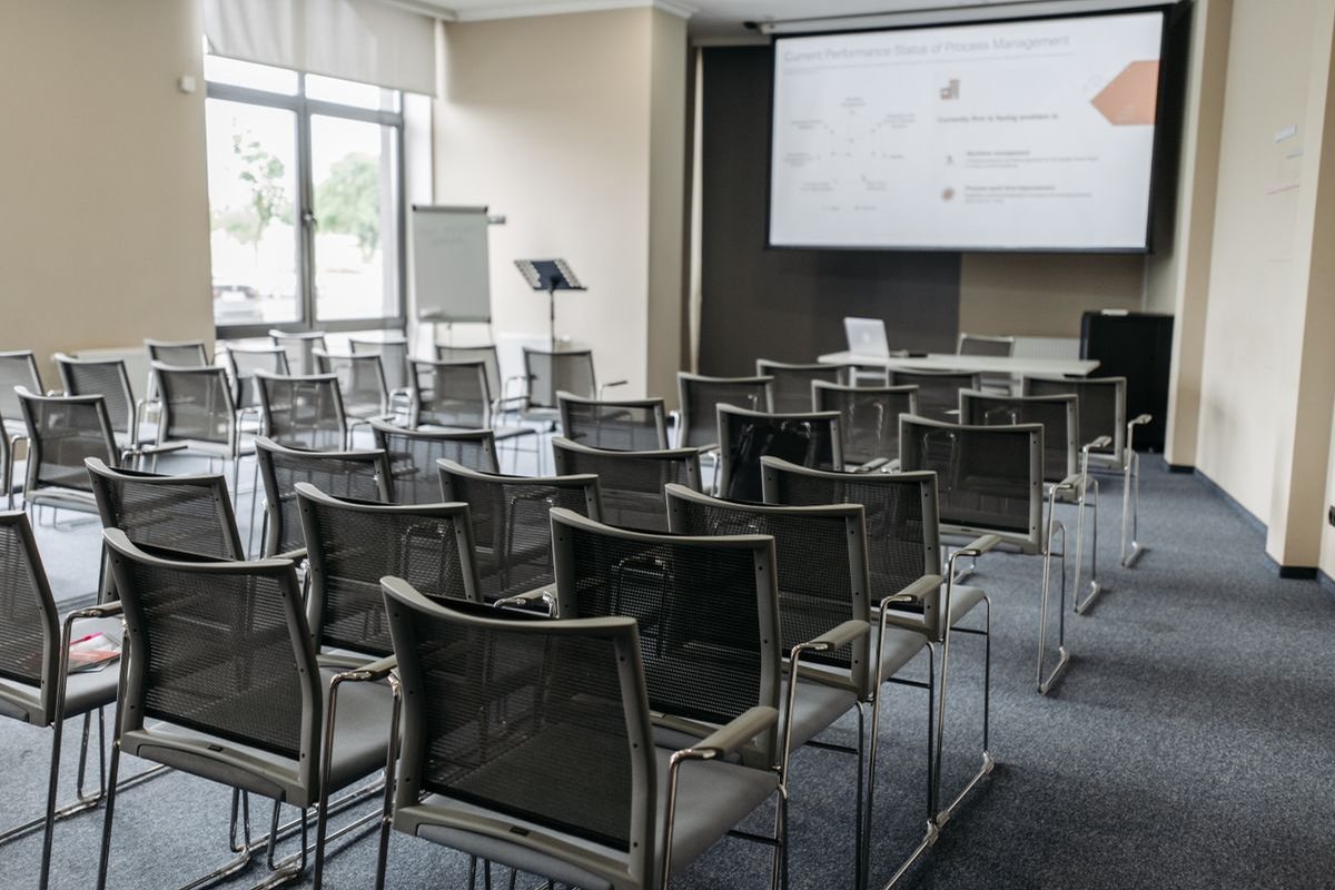 Pusta sala konferencyjna z ekranem projekcyjnym — awaria tuż przed ważnym spotkaniem