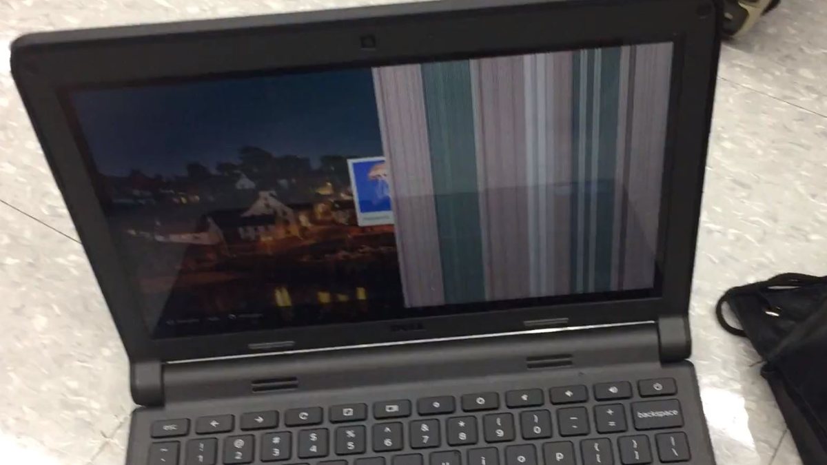 Laptop Dell z pionowymi pasami na uszkodzonej matrycy — wymiana matrycy na oryginalną
