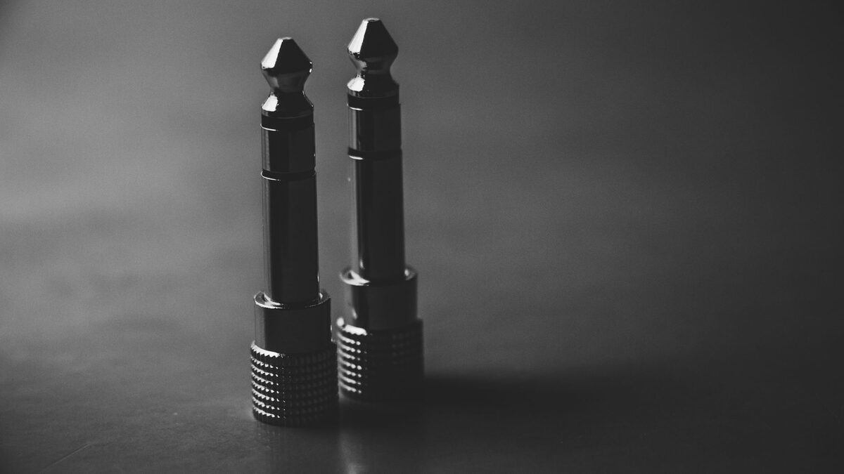 Dwie wtyczki jack 3,5 mm stojące na blacie