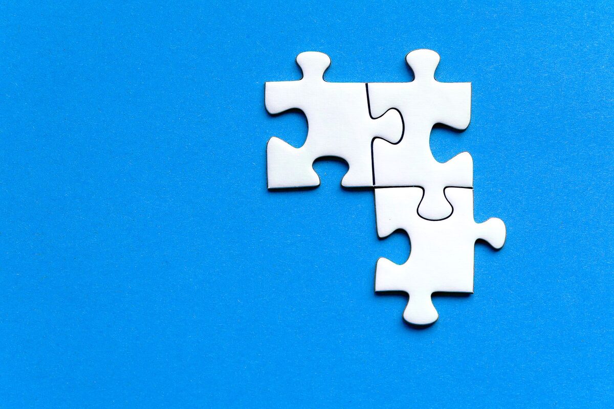 Dwa elementy puzzli łączące się ze sobą