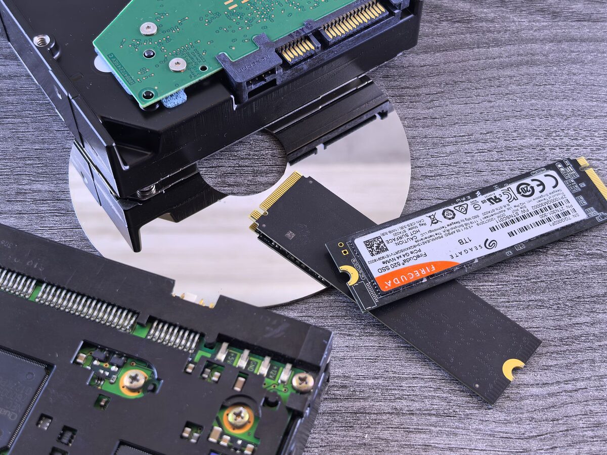 Dysk talerzowy obok dysku SSD w formacie M.2