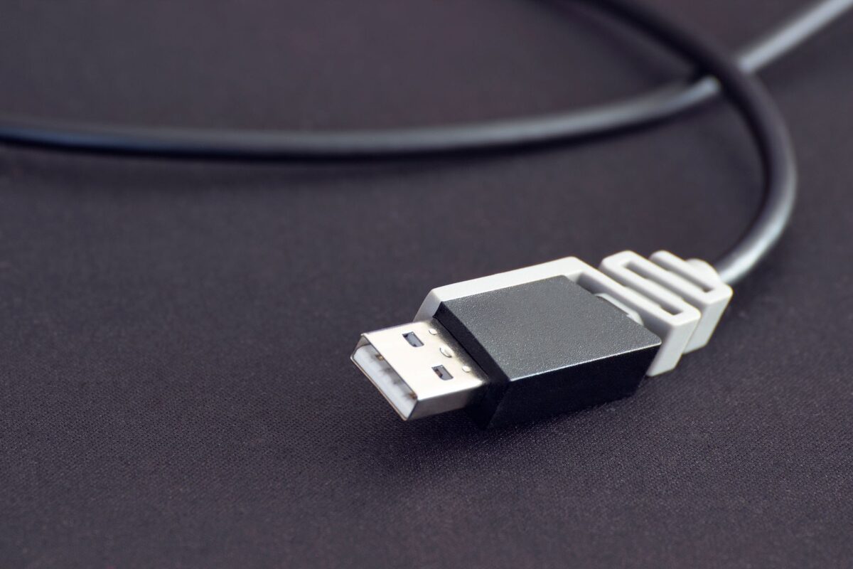 Wtyczka USB w zbliżeniu na ciemnym tle