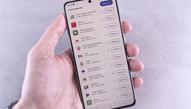 Dłoń trzymająca telefon z listą wiadomości e-mail