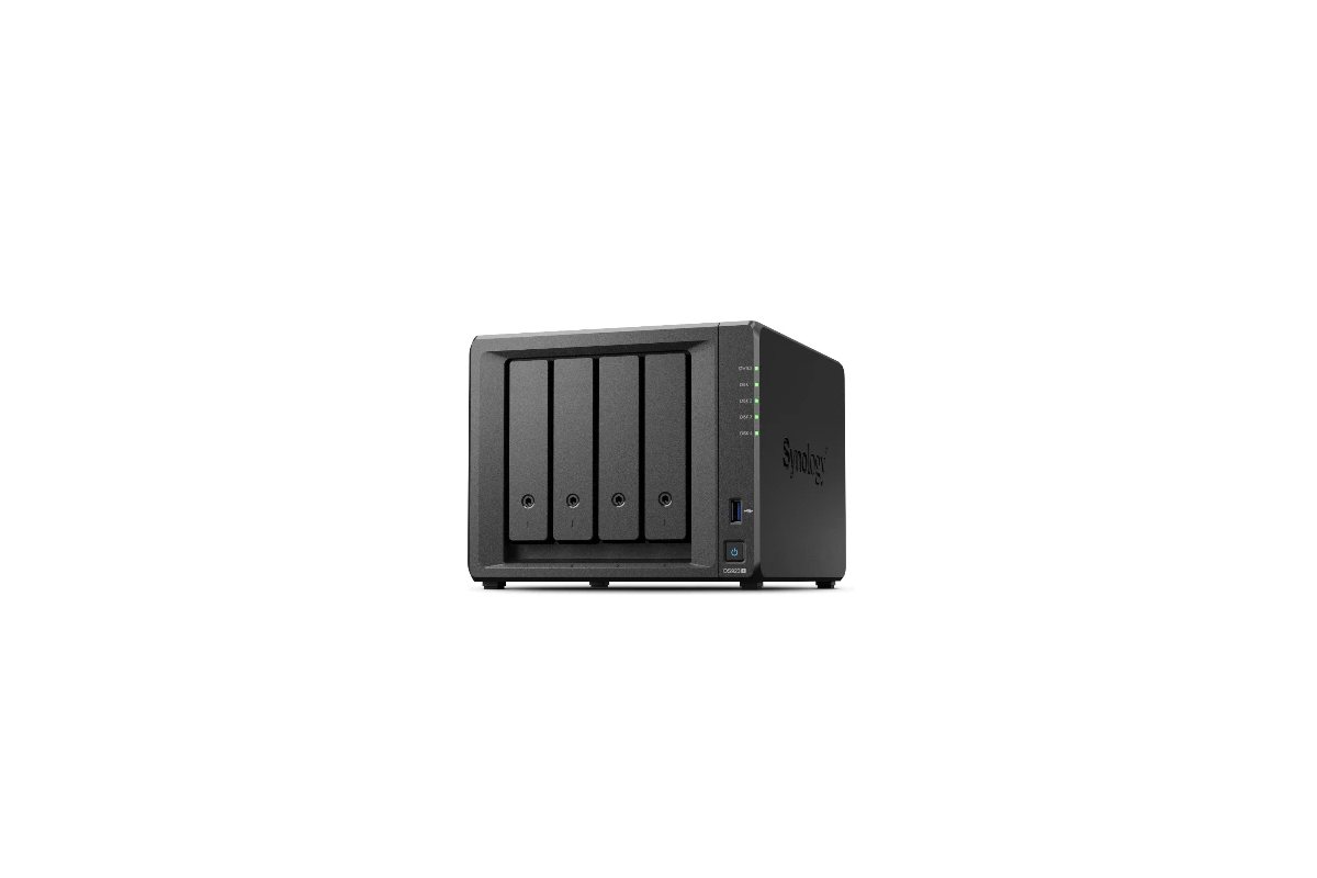 Serwer NAS Synology z czterema dyskami — kopie zapasowe danych firmowych