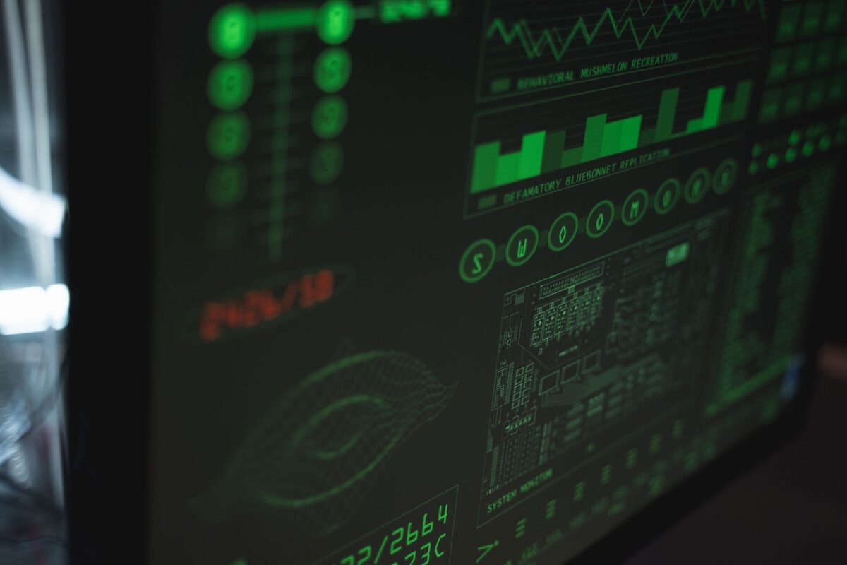 Ekran z zielonym panelem wykresów monitoringu sieci
