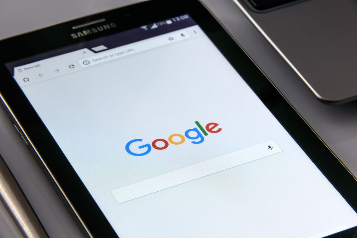 Tablet ze stroną wyszukiwarki Google na ekranie