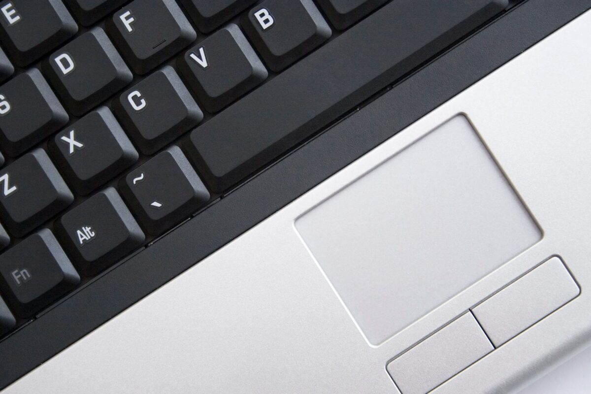 Gładzik i klawiatura laptopa widziane pod kątem