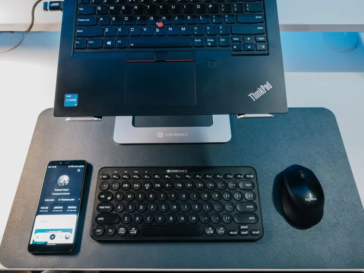 Czarny laptop Lenovo ThinkPad na podstawce przy biurku — naprawa laptopów Lenovo