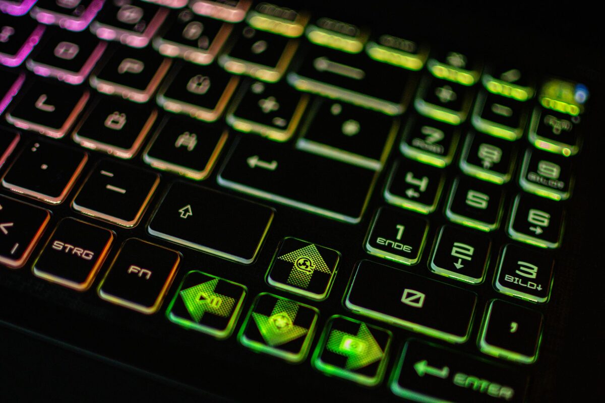 Kolorowo podświetlana klawiatura laptopa do gier