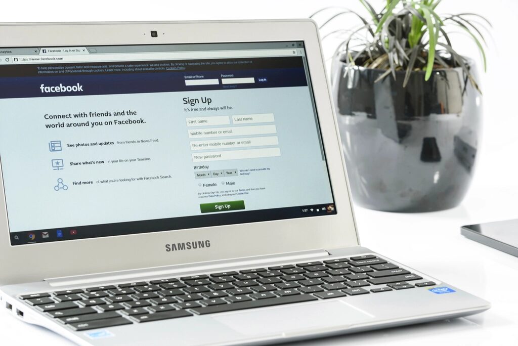 Laptop Samsung z widocznym logo producenta pod ekranem