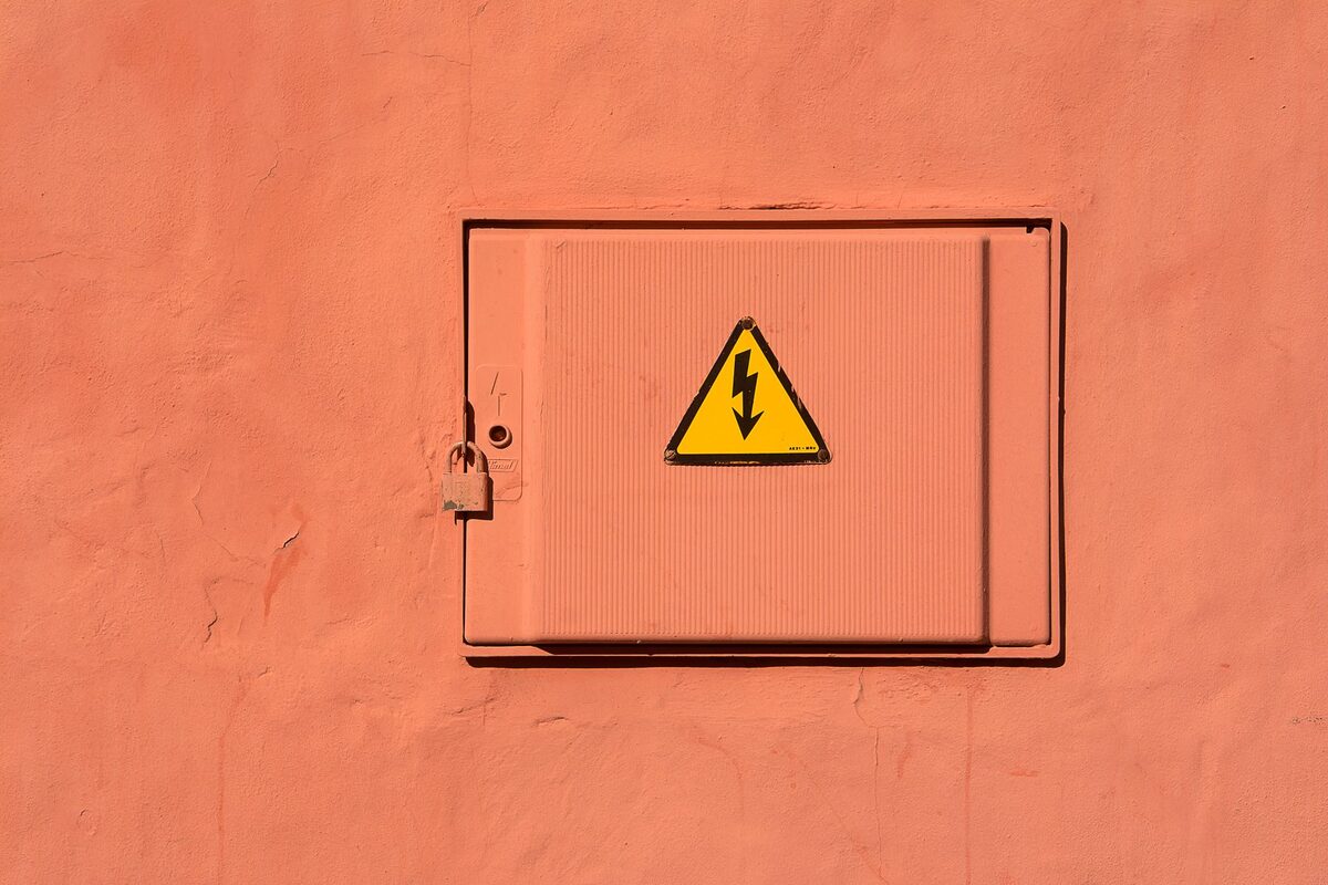 Symbol ostrzegawczy na drzwiczkach skrzynki elektrycznej