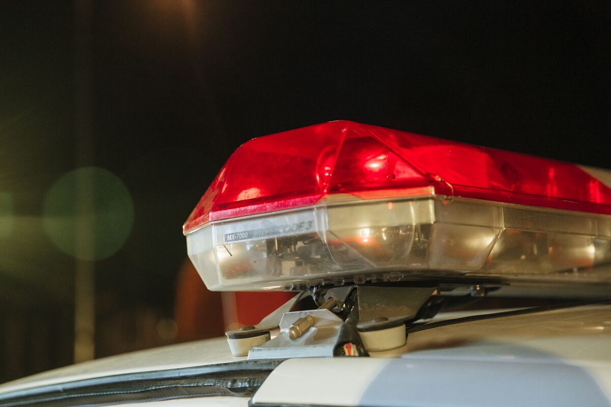 Czerwone światło sygnalizacyjne na dachu pojazdu nocą