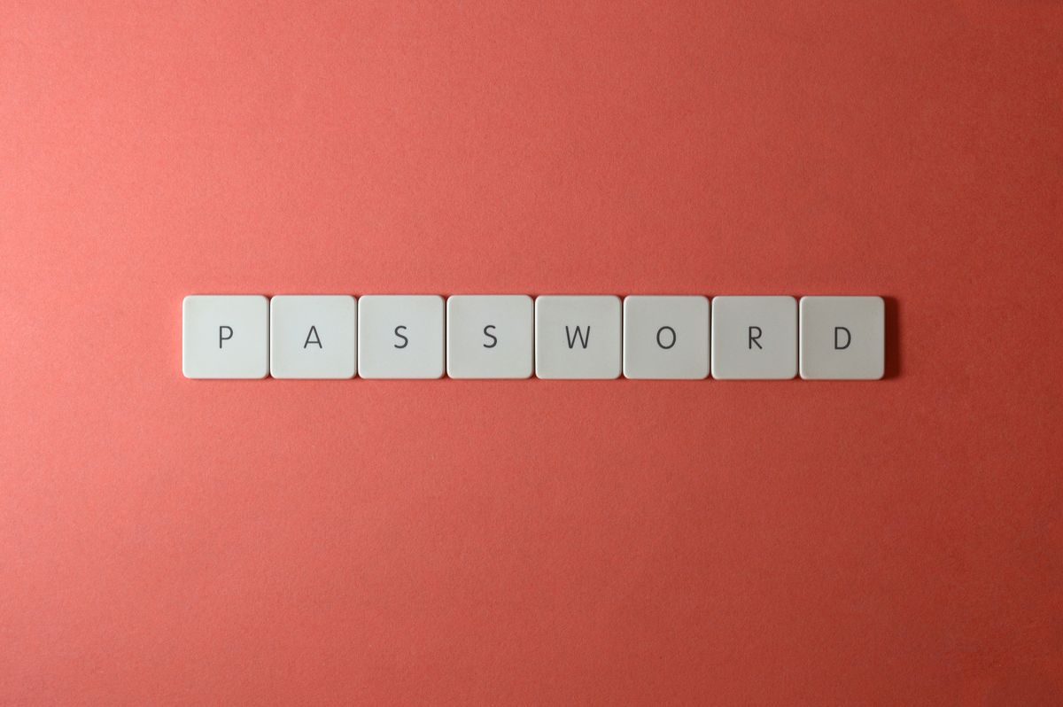 Napis PASSWORD ułożony z klawiszy klawiatury