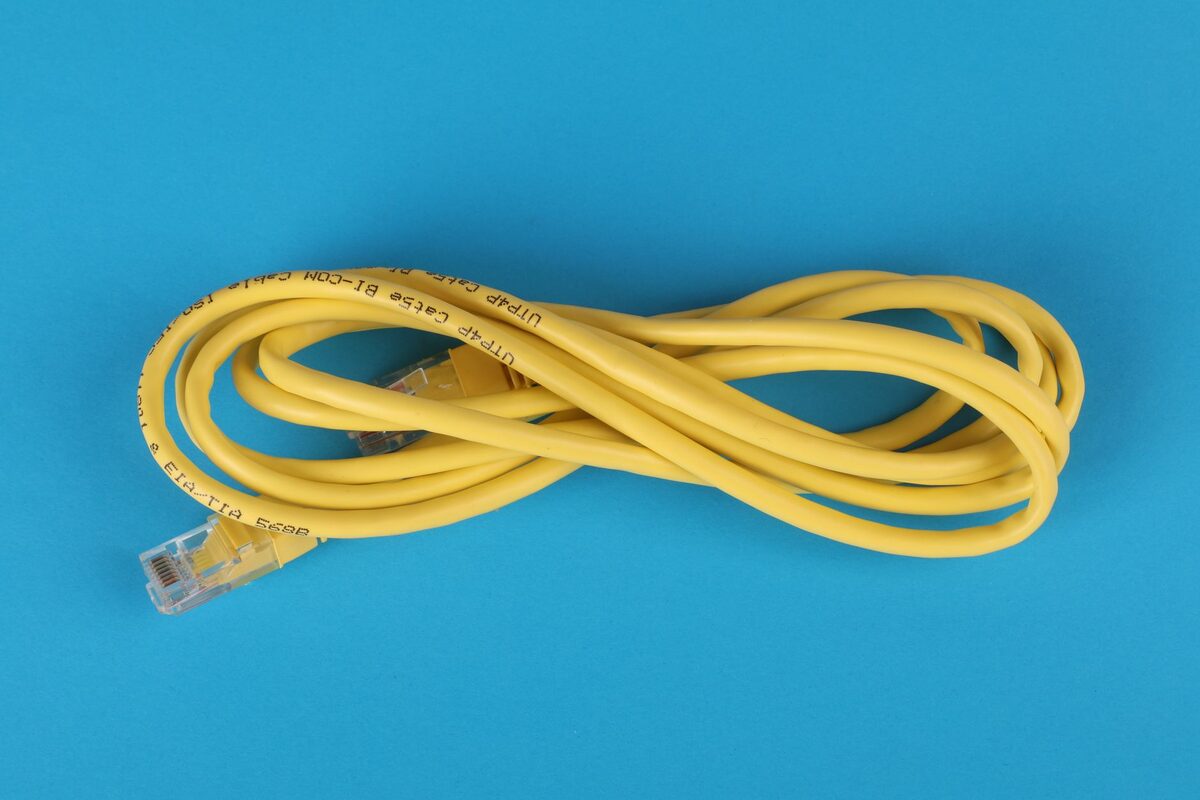 Zwinięty żółty przewód sieciowy z wtykiem RJ45