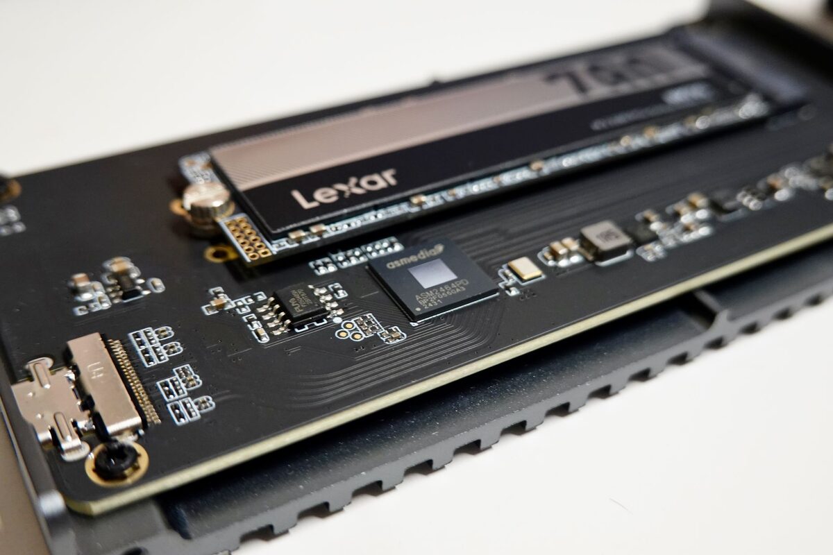 Dysk SSD w formacie M.2 przed montażem w komputerze