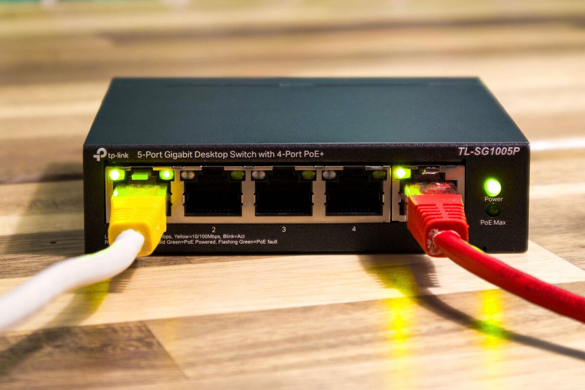 Przełącznik sieciowy z podłączonymi kablami ethernet