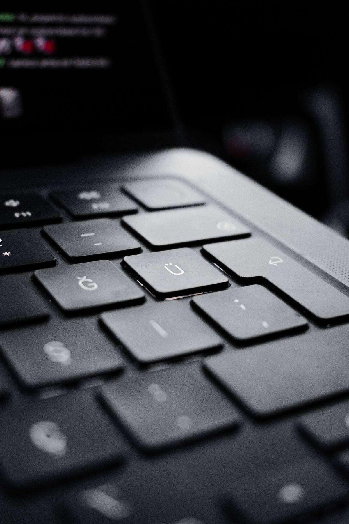 Zbliżenie na klawisze klawiatury laptopa
