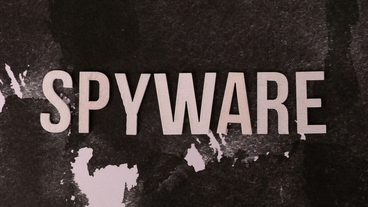 Napis SPYWARE na ciemnym tle — usuwanie wirusów i złośliwego oprogramowania