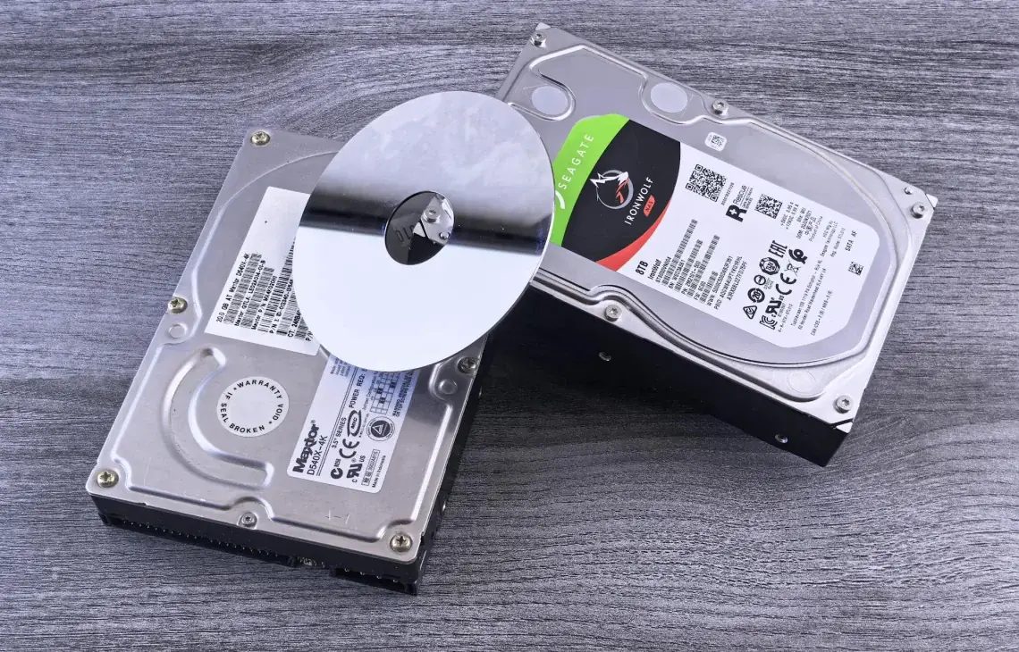Dwa dyski twarde HDD (Seagate IronWolf i Maxtor) leżące obok siebie