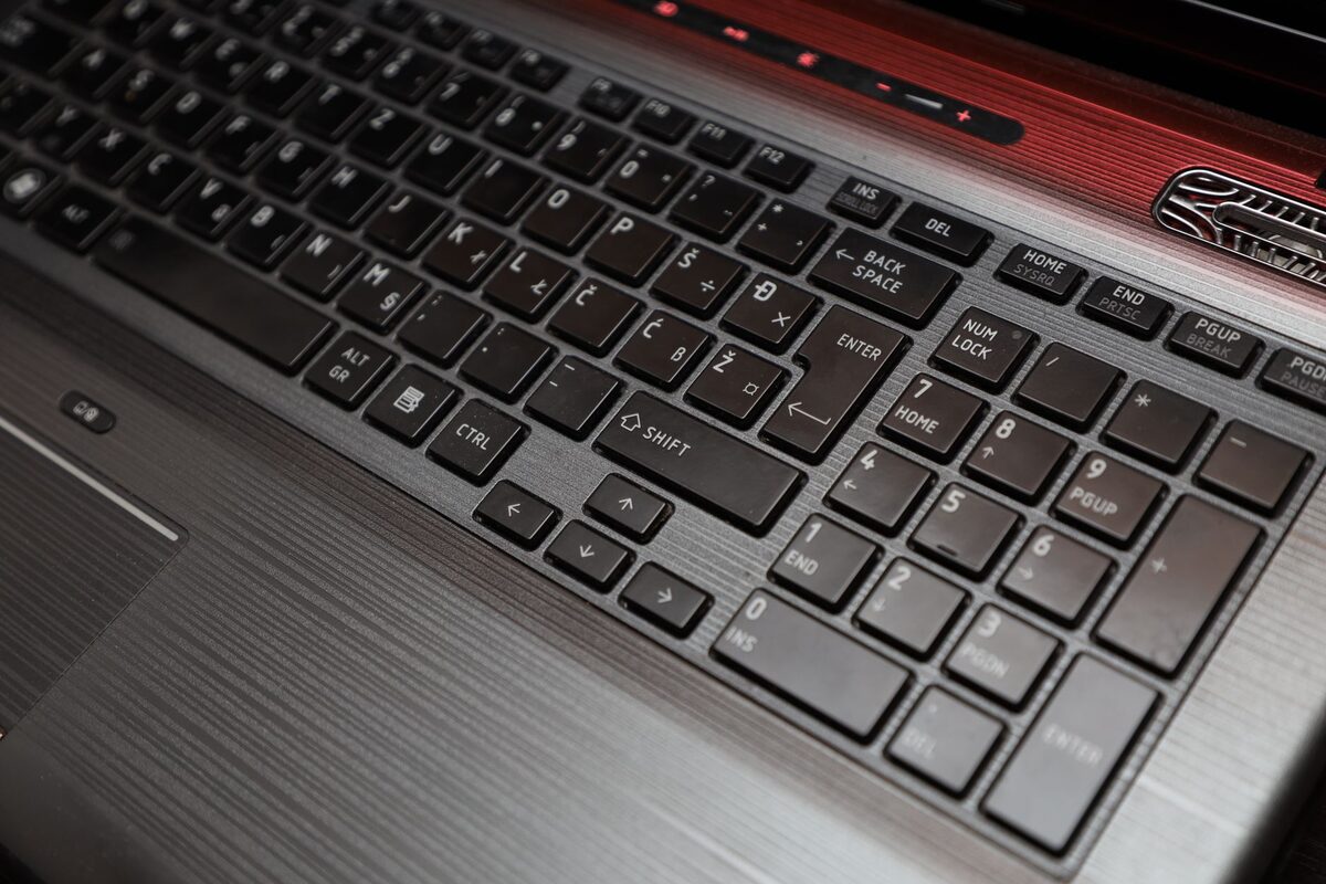 Klawiatura laptopa na aluminiowej obudowie w zbliżeniu